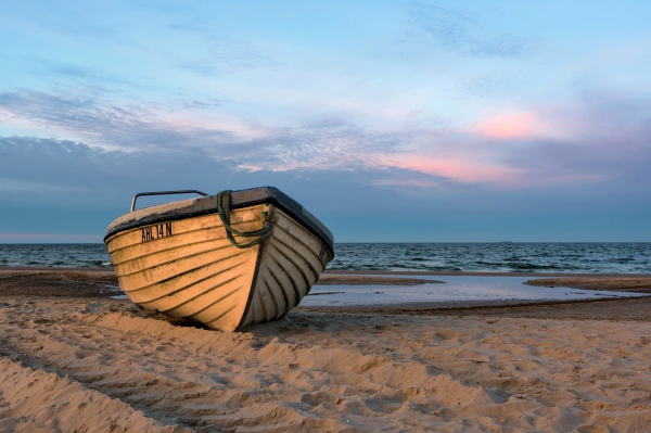 Verlassenes Boot am Strand in Dahme